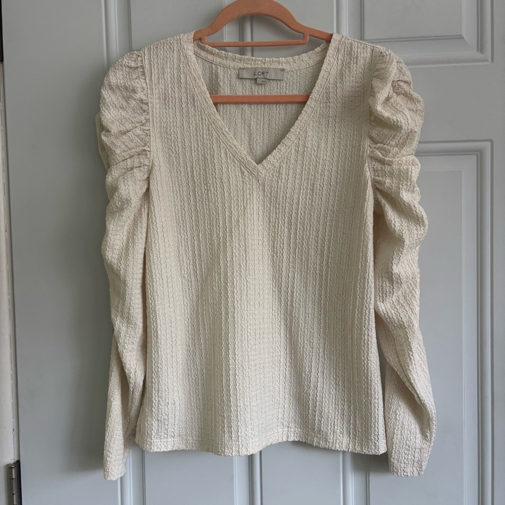 ❤️2/$15 or 3/$21❤️Loft V-Neck Cream Ruched Puff Sleeve Ivory Top, Size Small